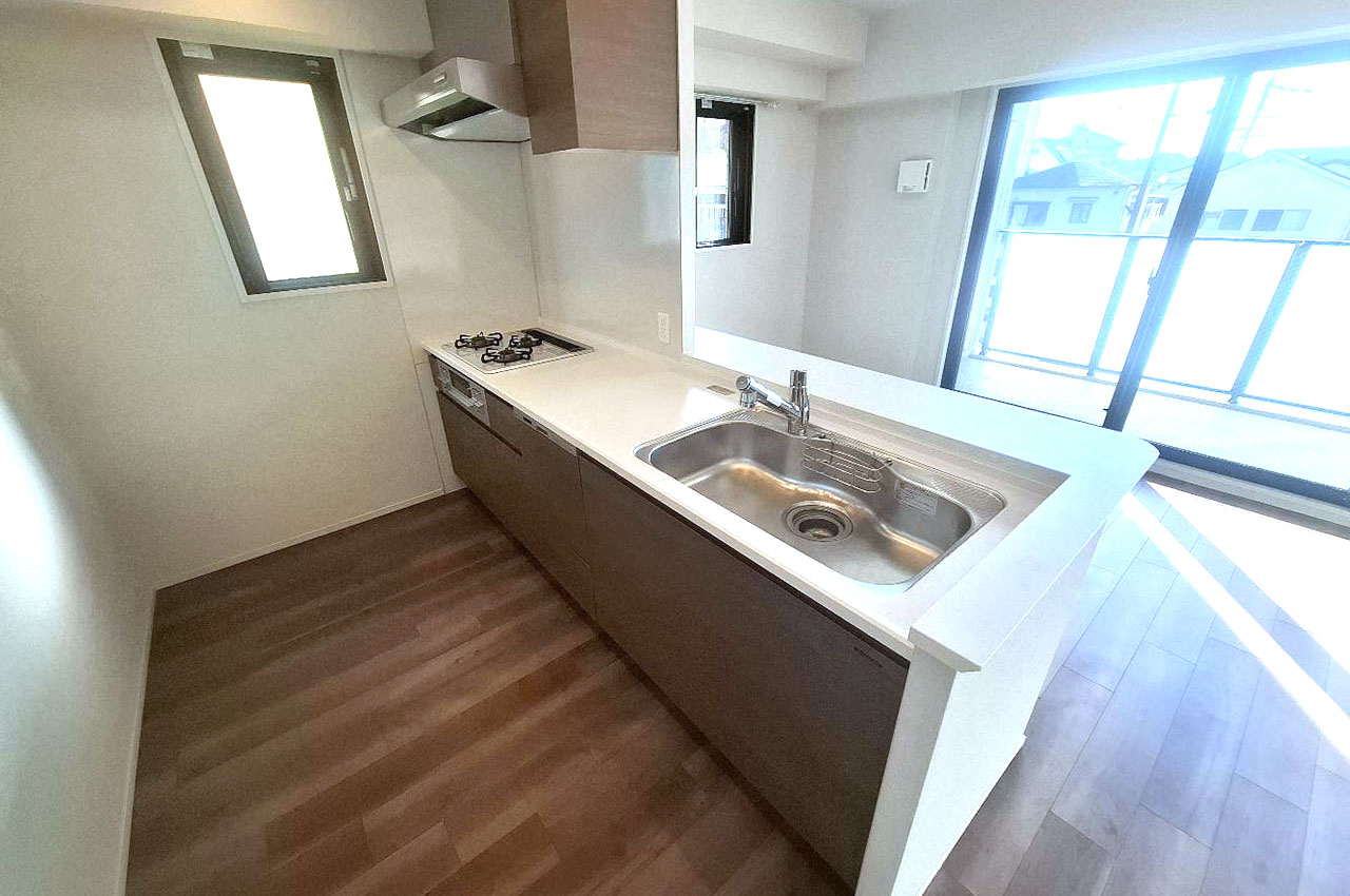 シンク前がすっきりとしたオープンキッチン。またダイニングキッチンは窓付きで明るく風通りも良好です。