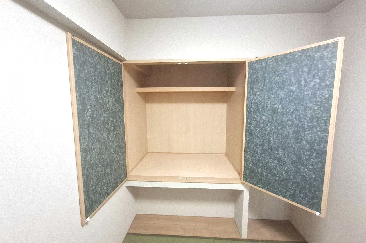 和室の吊り押入。開口部が広く出し入れしやすい観音開きの建具です。