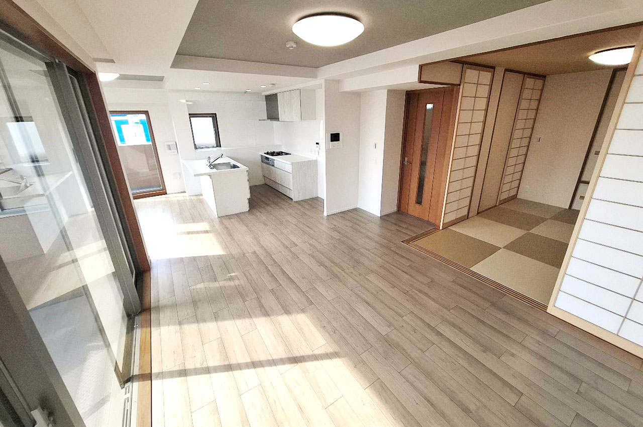 家族みんながのびのびと寛げる約20.6帖の広々LDK。さらに和室を開放すると26帖超の大空間に。