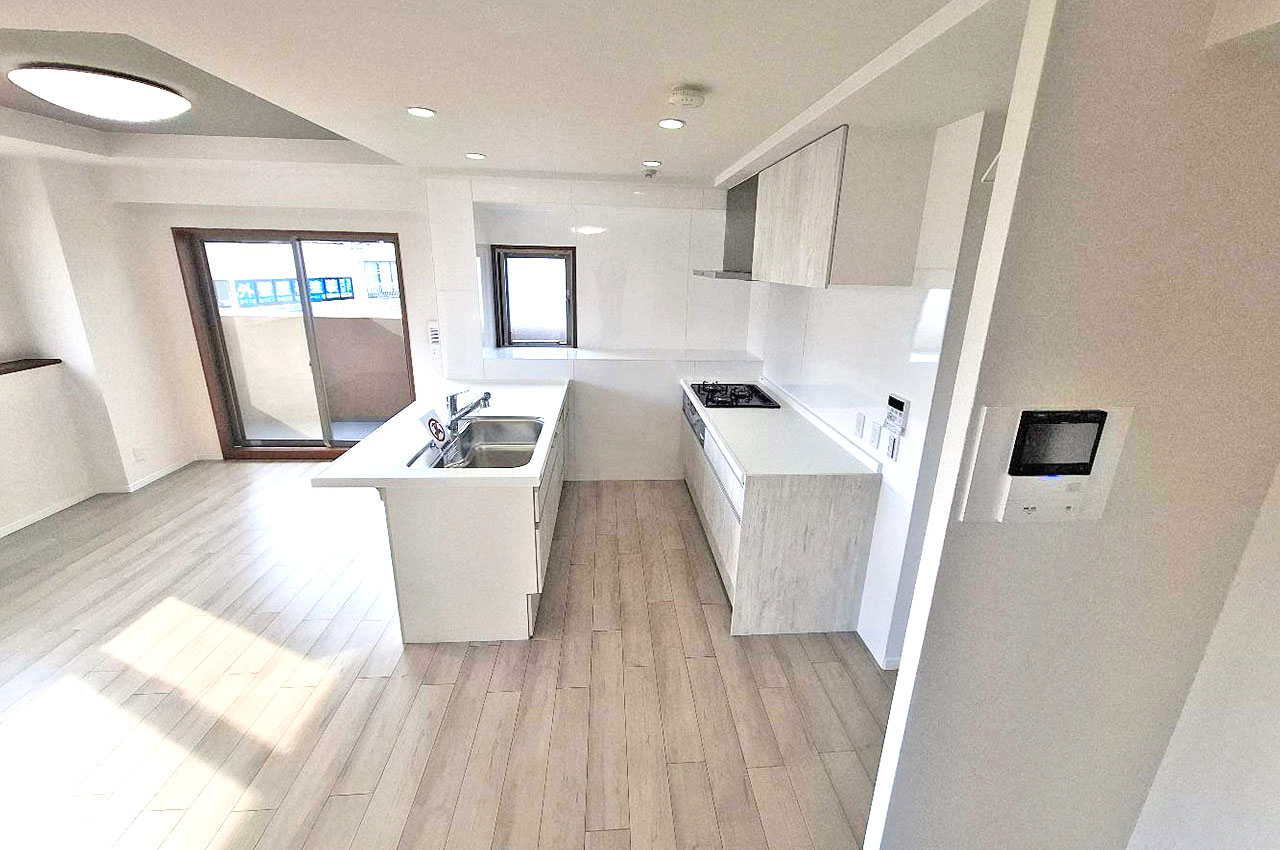 パナソニックのシステムキッチンを新調。シンクとコンロが別々に設置されたセパレートキッチンです。