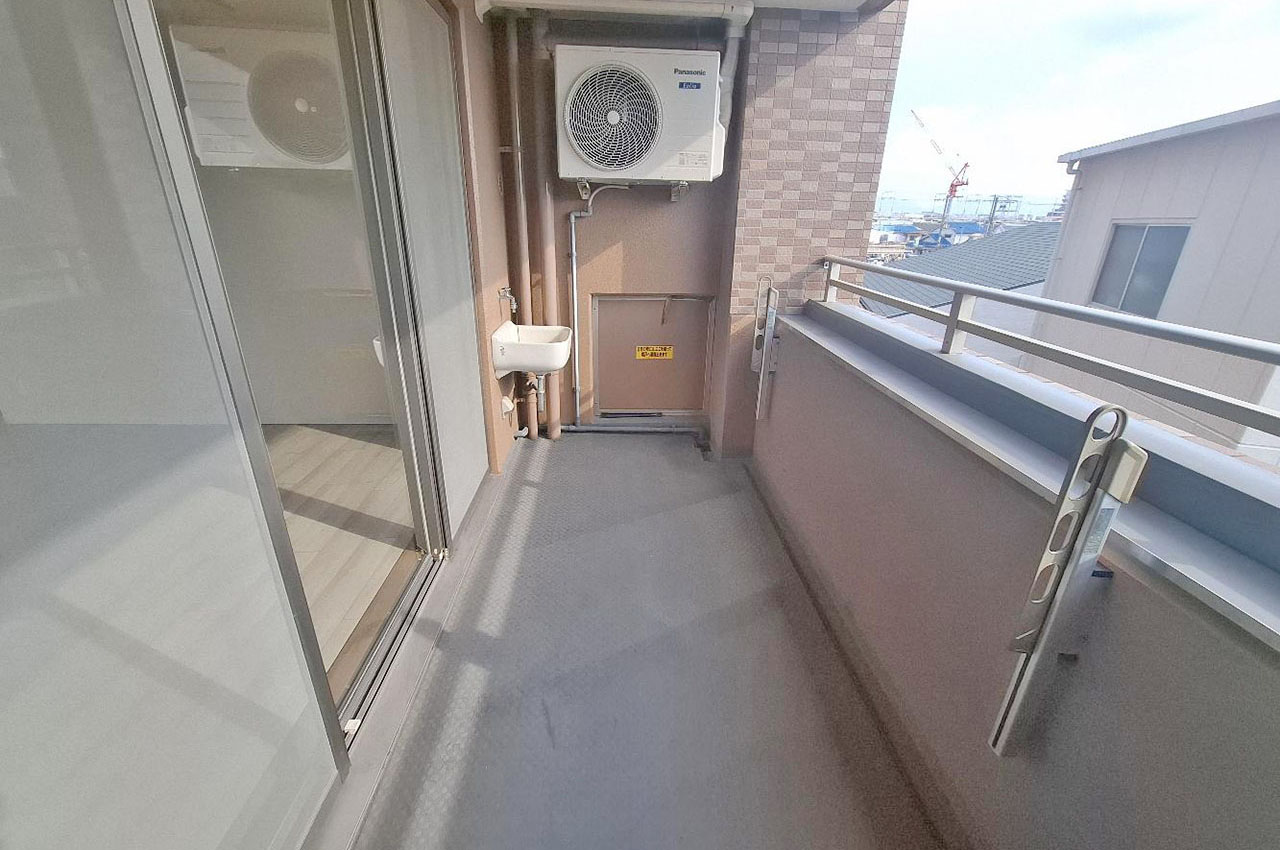 リビング側のバルコニーは南向きで日当り良好。便利なスロップシンク付きのバルコニーです。