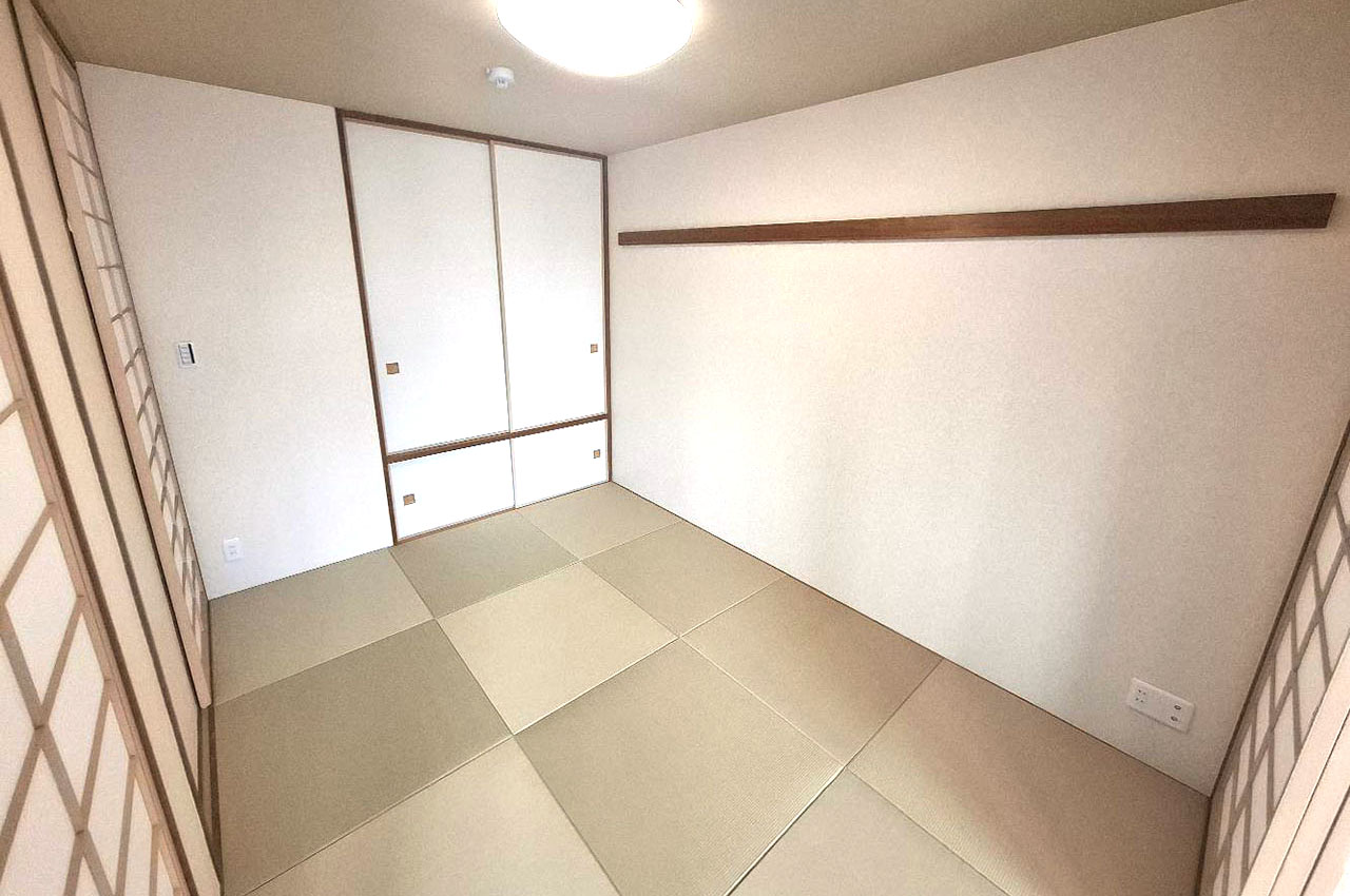 6帖の和室もきれいにリフォーム済み。寝室や客間としても使える落ち着いた雰囲気のお部屋です。