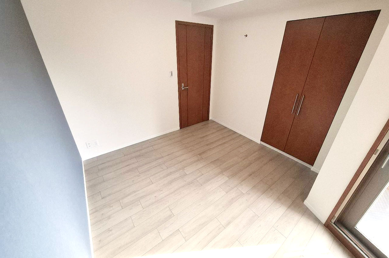 洋室③の壁一部には、ネイビーカラーのアクセントクロスを施しました。