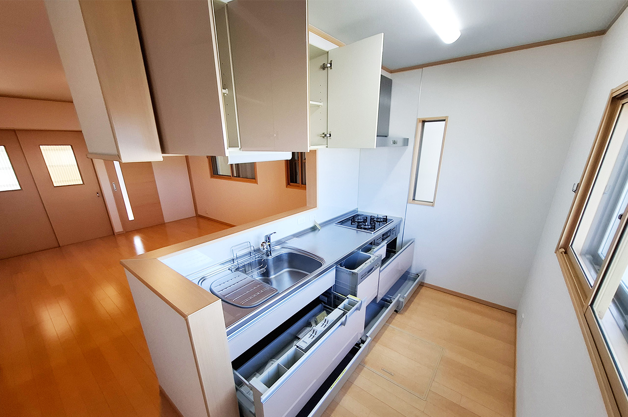 キッチン:便利な食洗機付きで、収納力の高いシステムキッチンです。