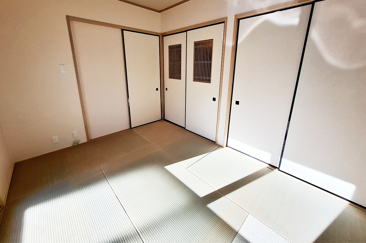 和室:玄関からもリビングからも出入りできる便利な動線。