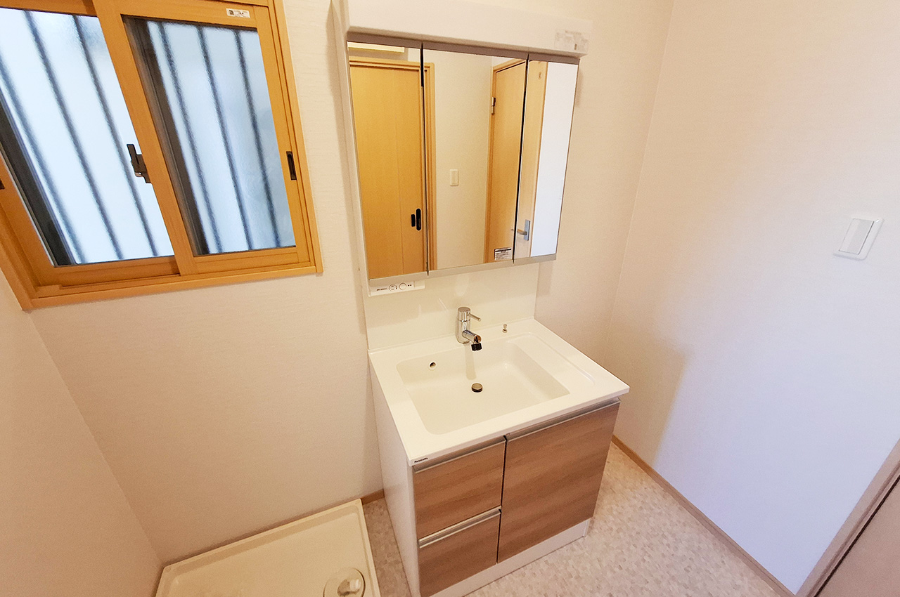 洗面室:壁・天井クロスと床のクッションフロアを貼替え済み。