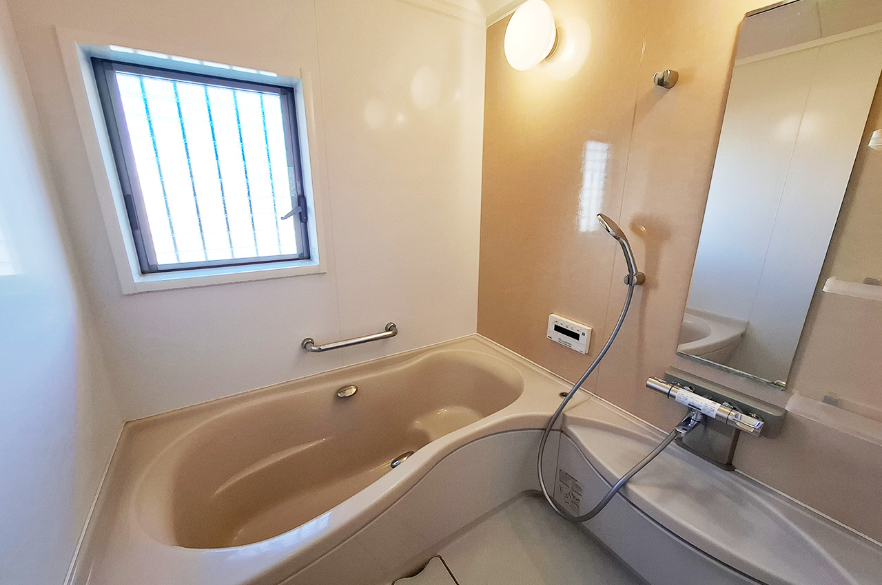 バスルーム:柔らかなベージュのパネルで落ち着いた雰囲気のバスルーム。