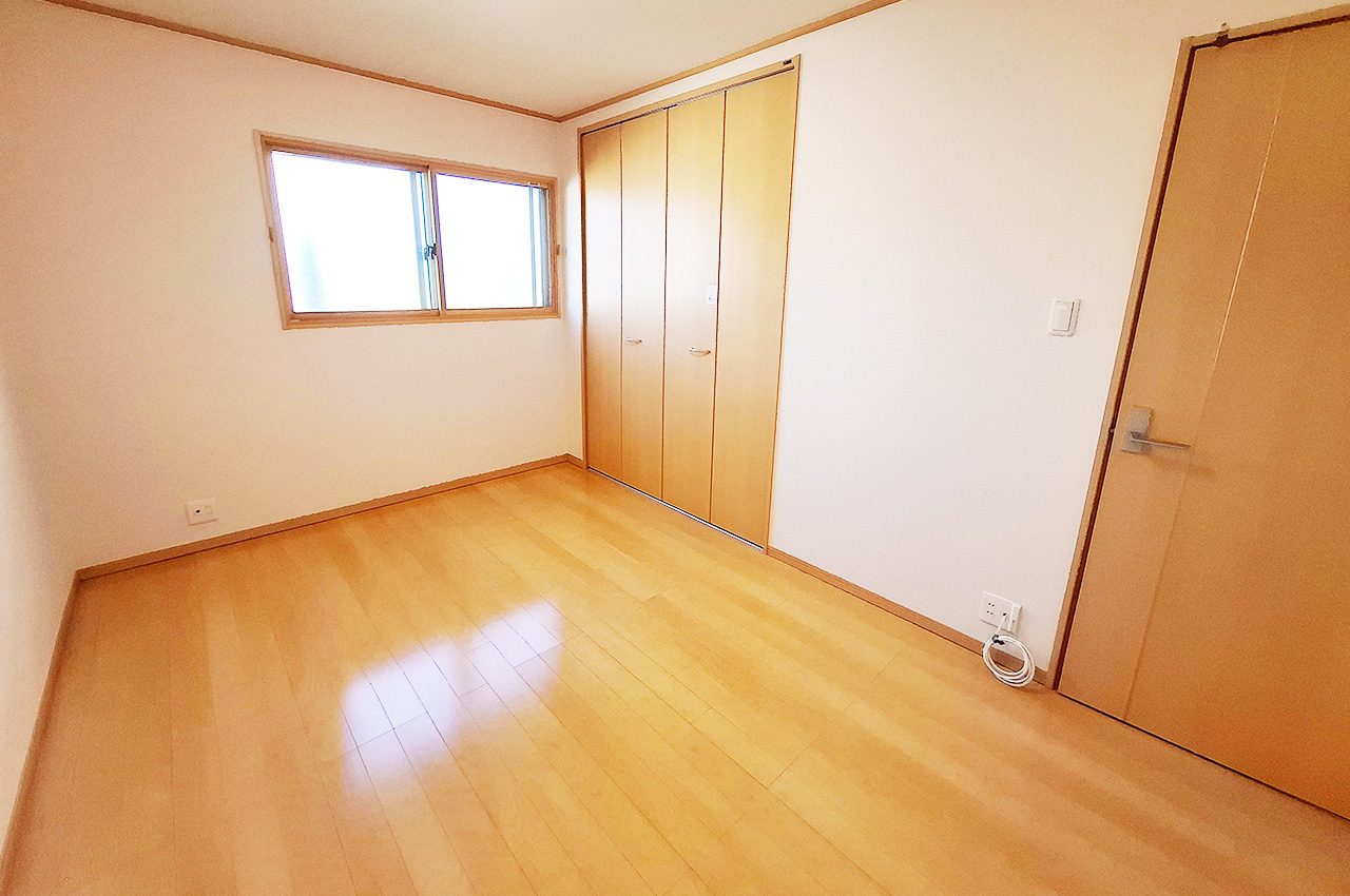 洋室①約6.75帖:壁・天井クロスを貼替え済み。