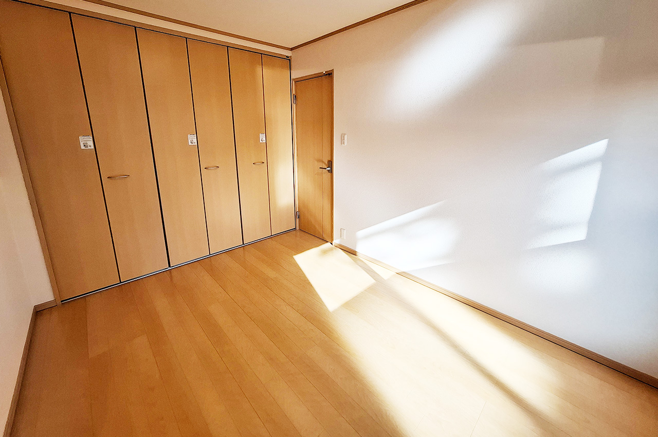 洋室②約6帖:壁・天井クロスを貼替え済み。