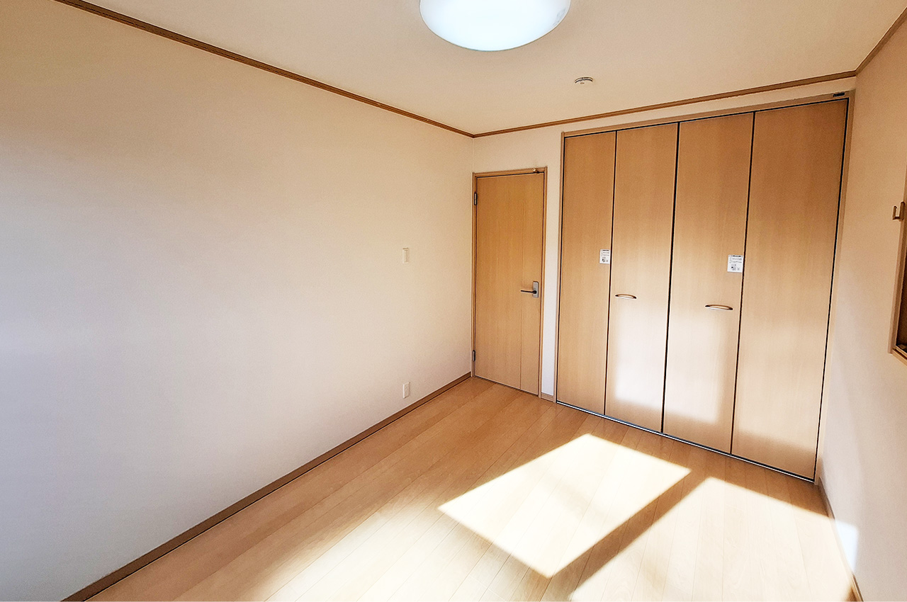 洋室③約6帖:壁・天井クロスを貼替え済み。