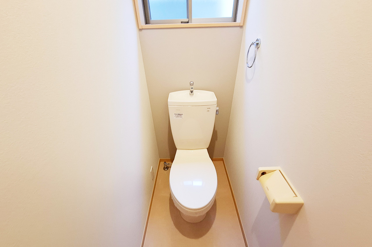 2階トイレ:壁・天井クロスを貼替え済み。