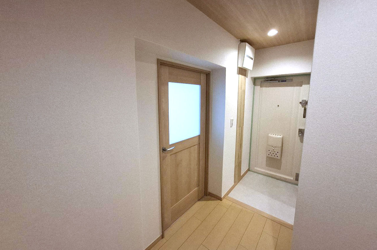 玄関の壁一部には、調湿・脱臭効果が期待できるエコカラットを貼りました。