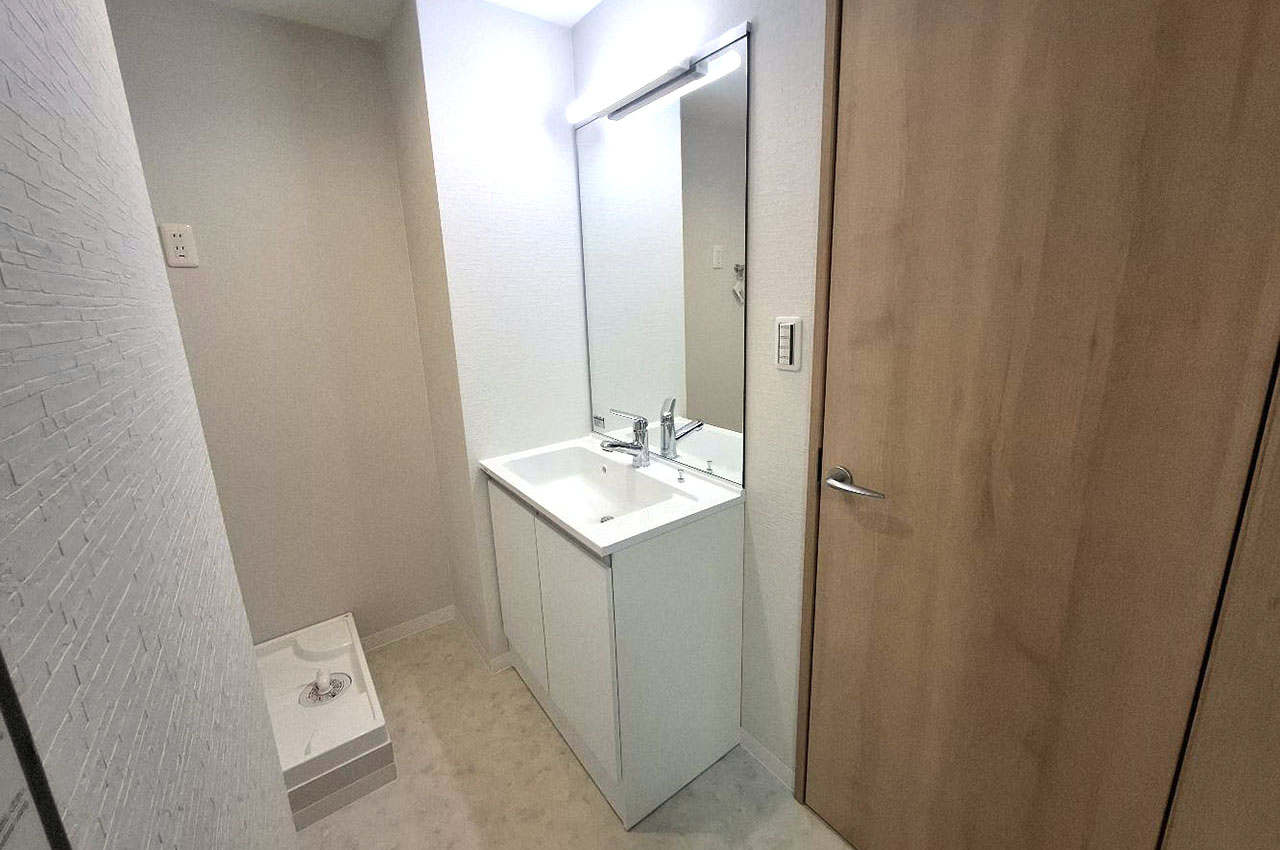 洗面室もリフォームで一新。洗面化粧台や洗濯パンも新調しました。