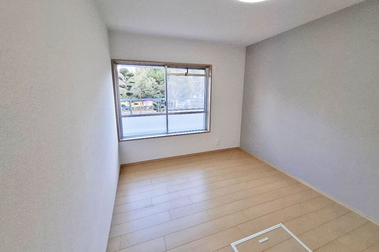 洋室約6帖もリフォームでまっさらに。主寝室にもなるゆったりとしたお部屋です。