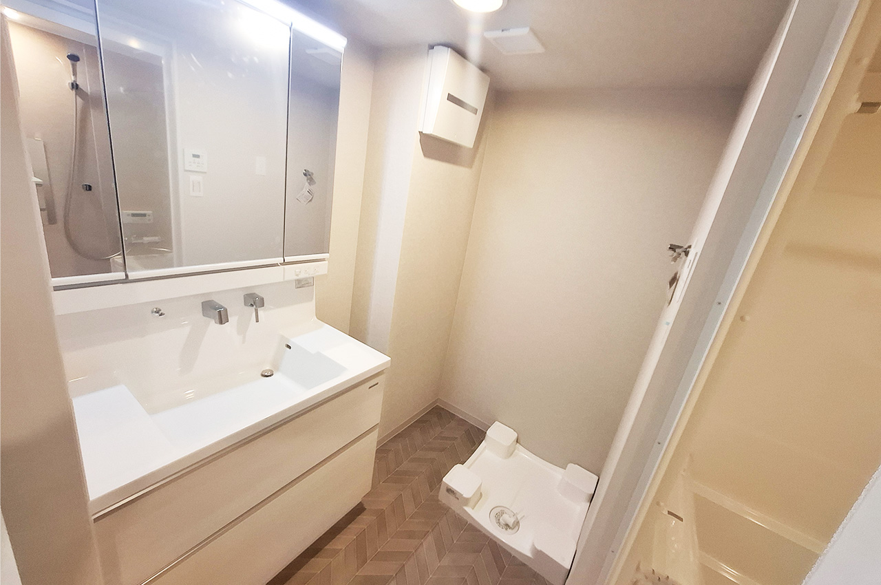 洗面室：ワイドな洗面化粧台を新調済み。