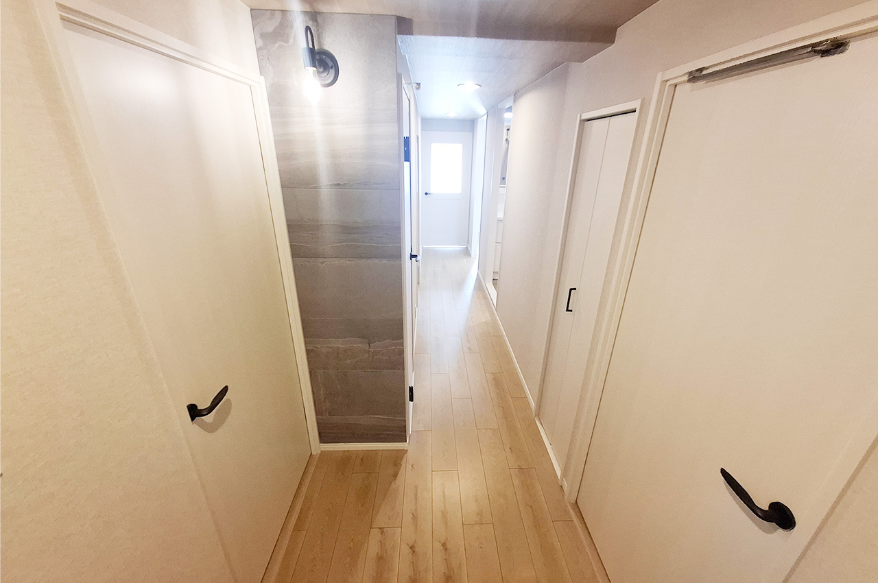 廊下：クロスやフローリングを貼替えるなどリフォーム済み。