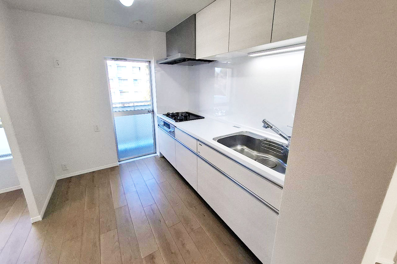 明るく風通りの良い勝手口付きのキッチン。換気やゴミ出しにも便利です。