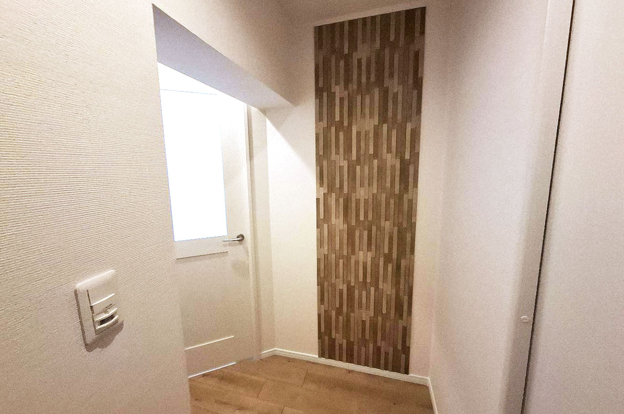 玄関の壁一部には、調湿・脱臭効果が期待できるエコカラットを貼りました。