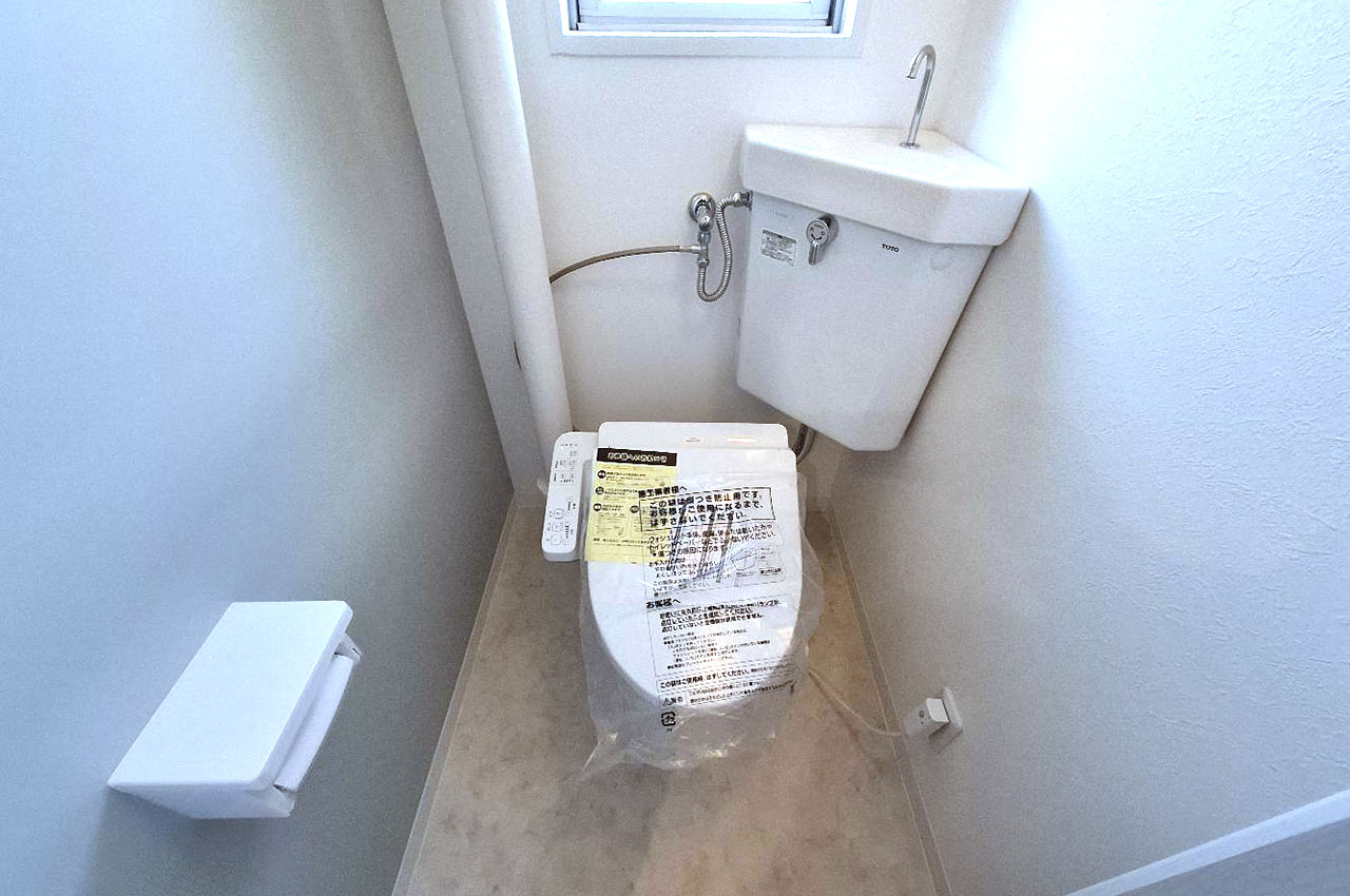 トイレ内もフルリフォーム済み。便器や温水洗浄便座も新調しました。