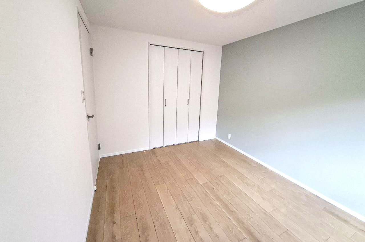 洋室①の壁一部には、爽やかなブルーグリーンのアクセントクロスを貼りました。