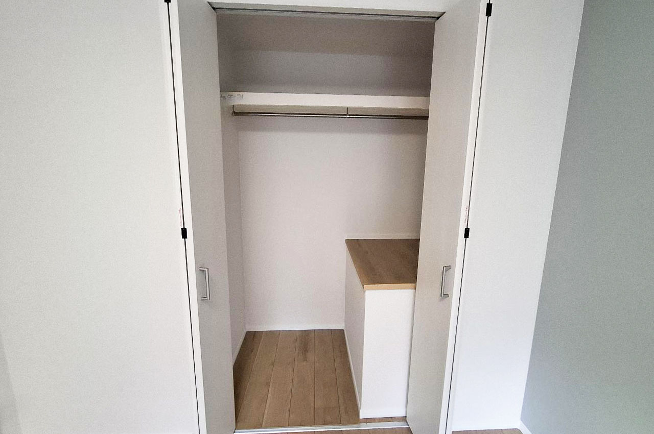洋室①のクローゼット。きれいに新調済みです。
