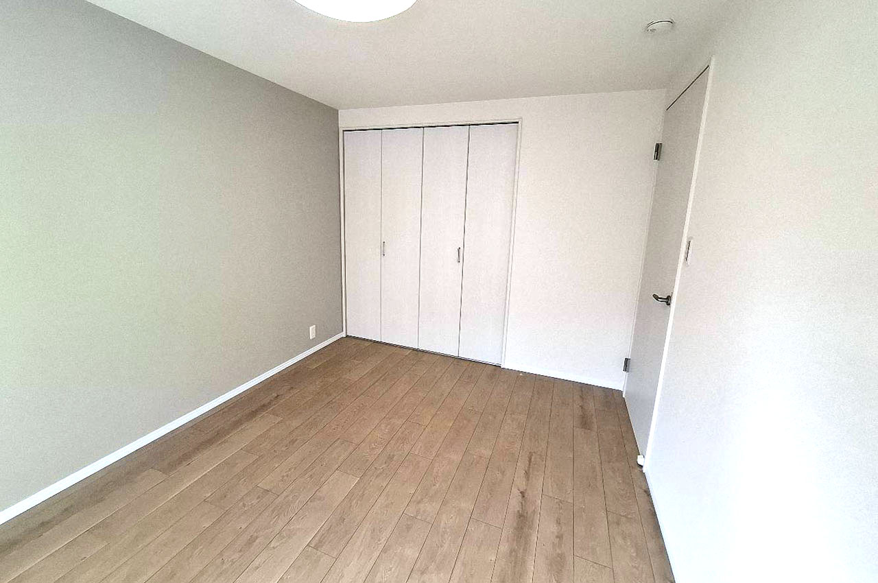 洋室②の壁一部には、柔らかなグレーのアクセントクロスを貼りました。