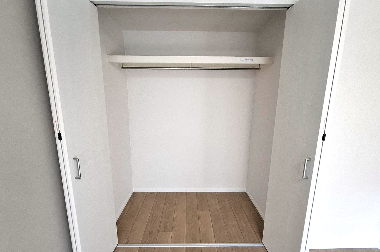 洋室②のクローゼットもきれいに新調済みです。