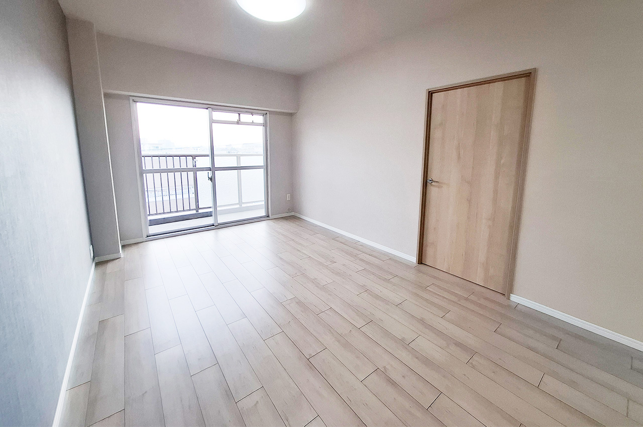 リビングダイニング：南向きに面した明るいリビングです。