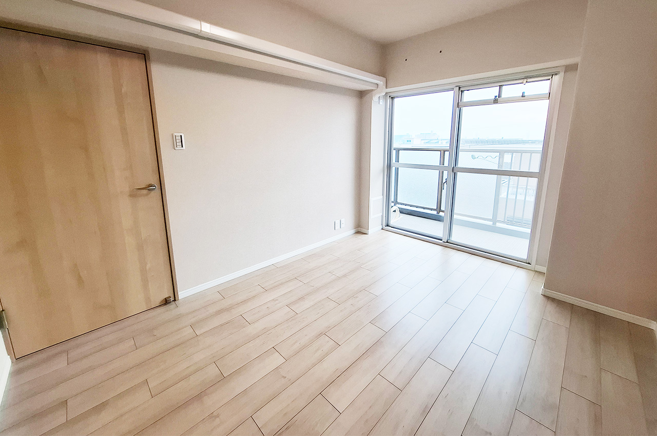 洋室3：和室から洋室にリノベーション済み。南向きバルコニーに面した明るいお部屋です。