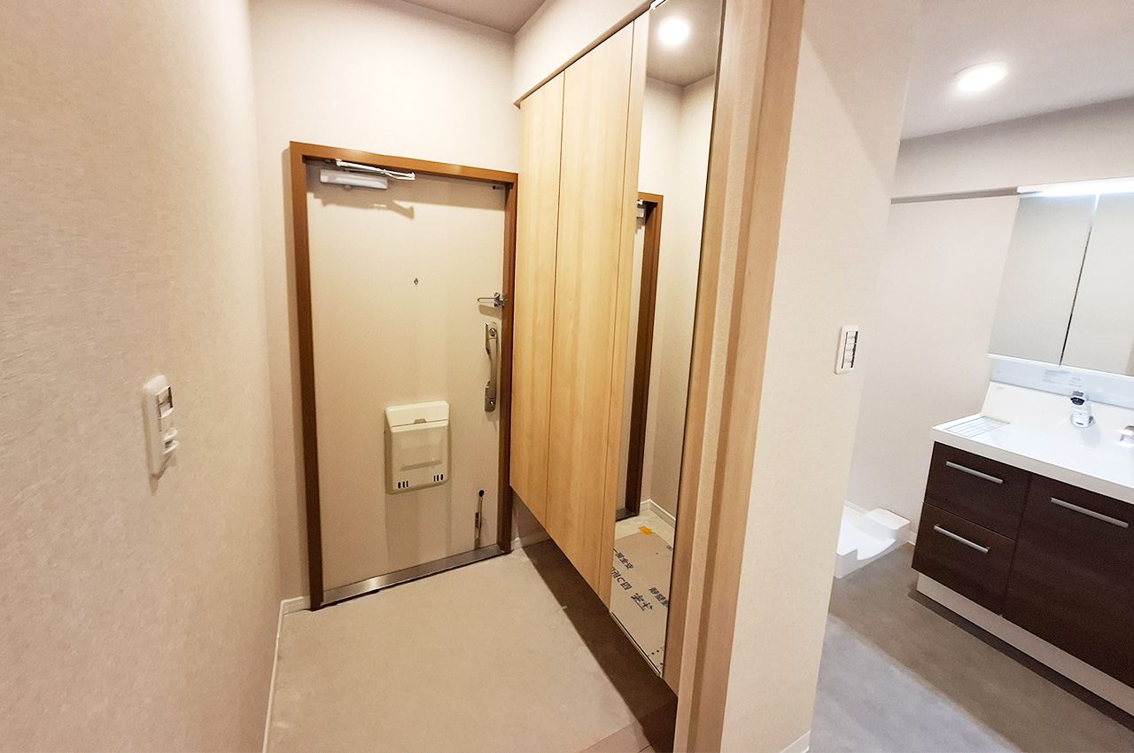 玄関：姿見付きの下駄箱を新調済み。身だしなみチェックも整理整頓もラクラク。