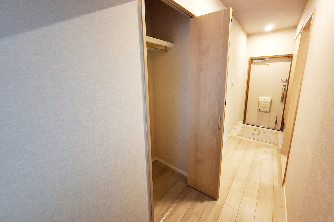 廊下物入：新調済み。日用品のストックなどの収納に便利です。