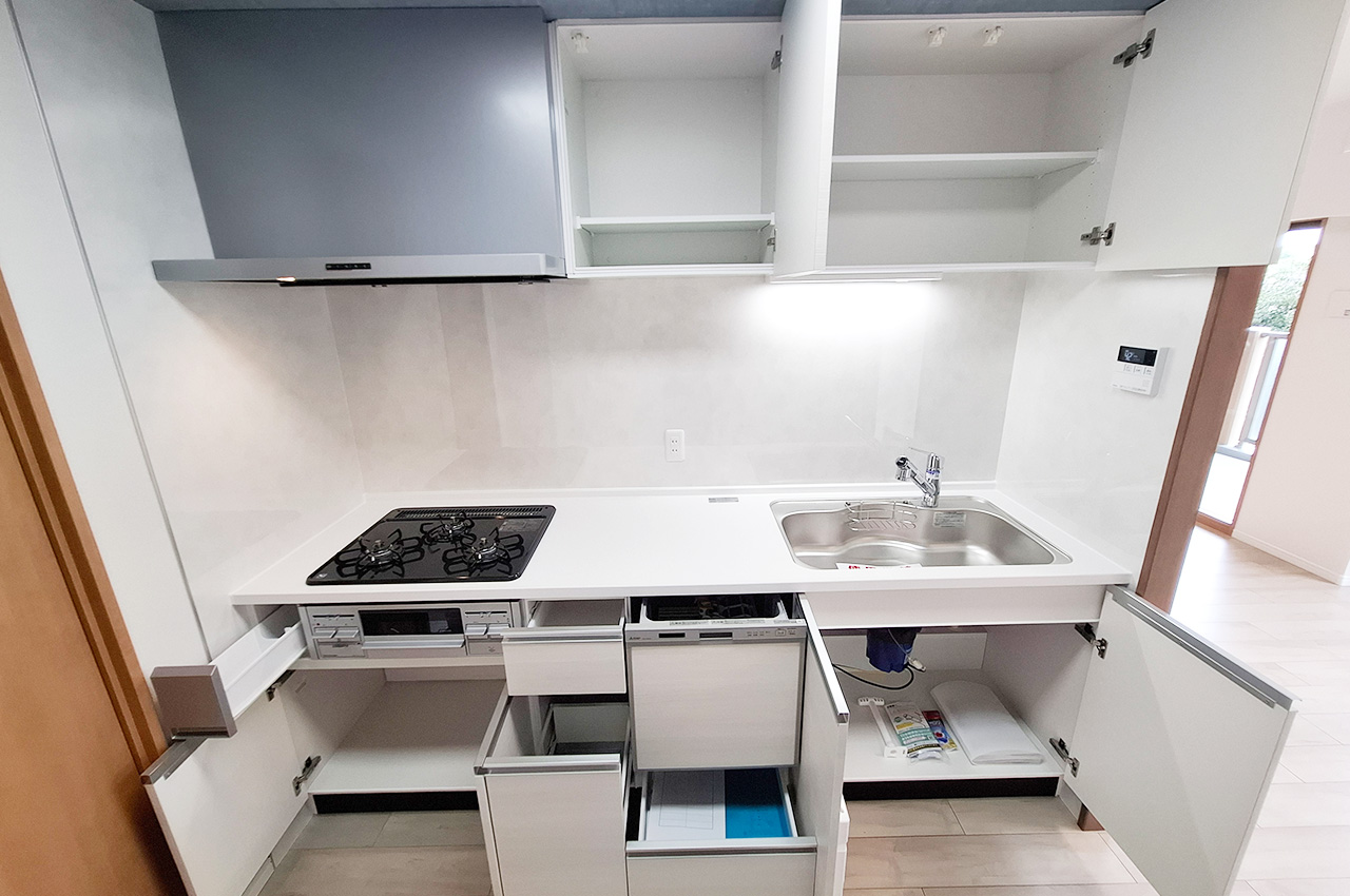 キッチン：新調したシステムキッチンは収納力あり。