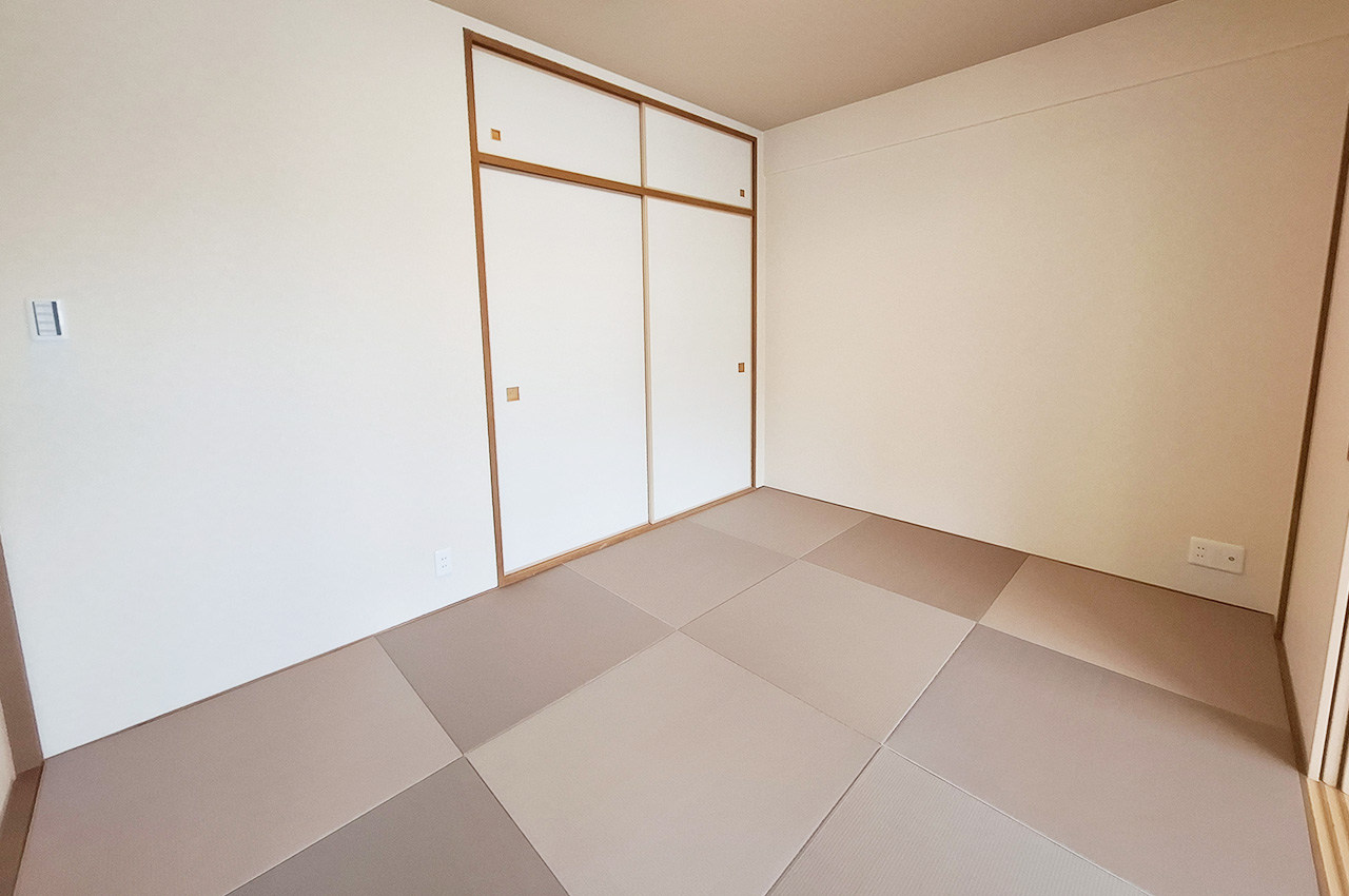 和室：半帖畳新調、クロスと襖を貼替え済み。