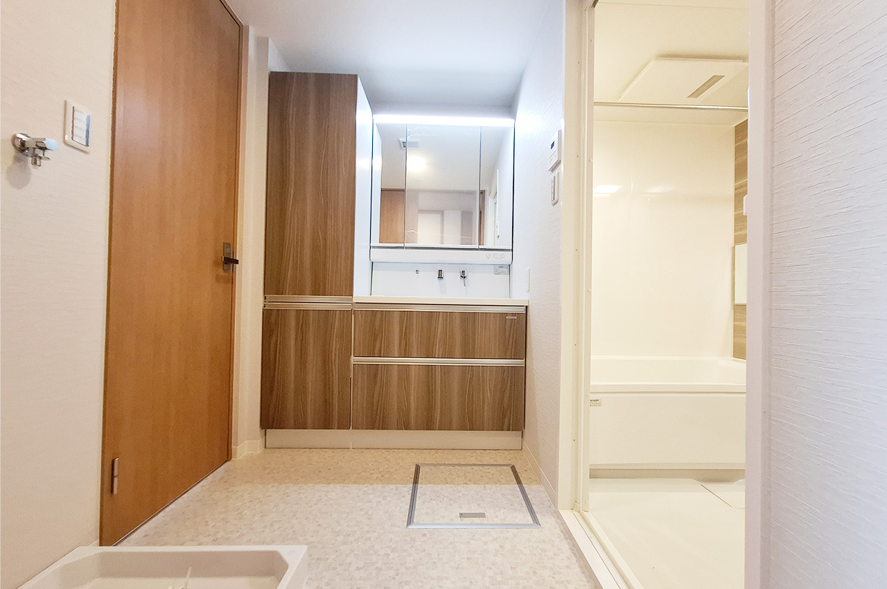 洗面室：洗面化粧台とサイドキャビネットを新調済み。