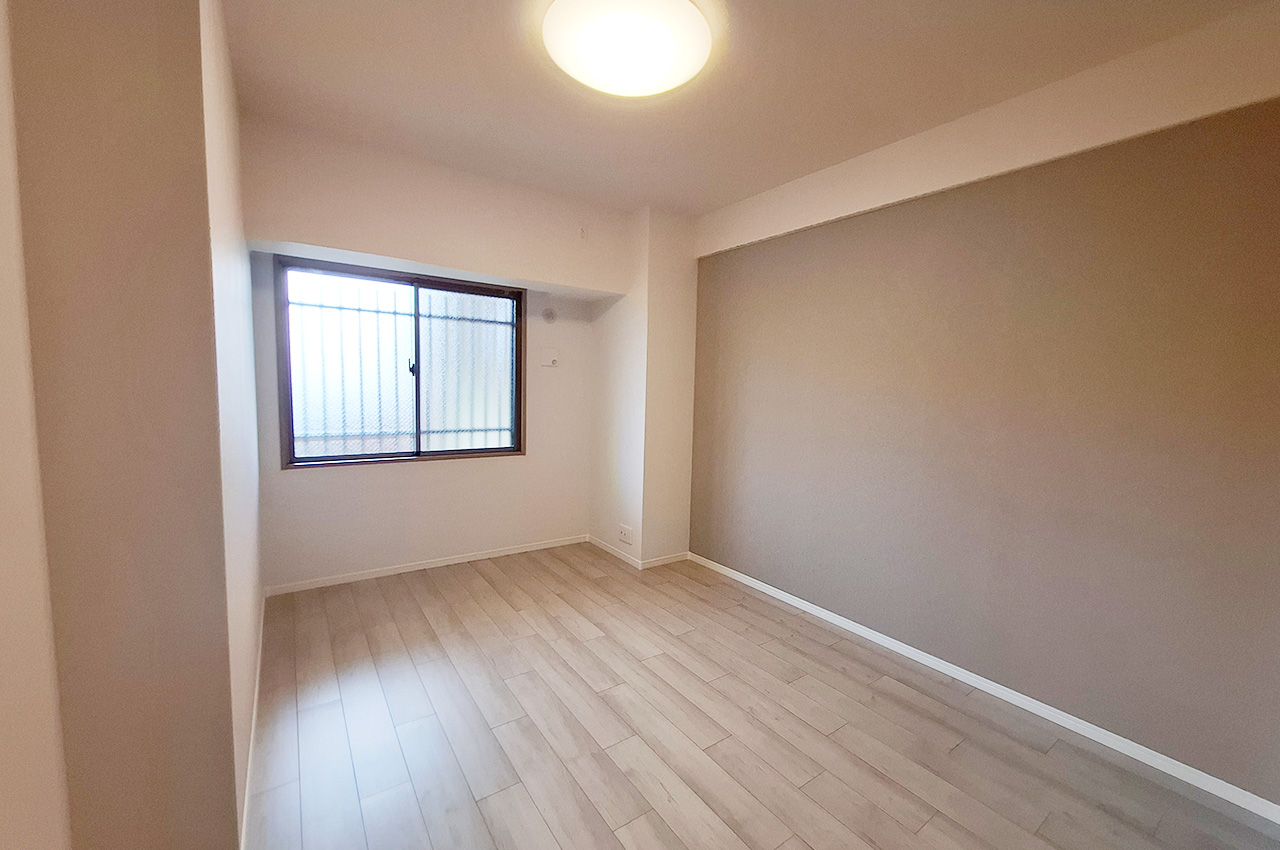 洋室①：クロスとフローリングを貼替え済み。リフォーム済みできれいな室内。