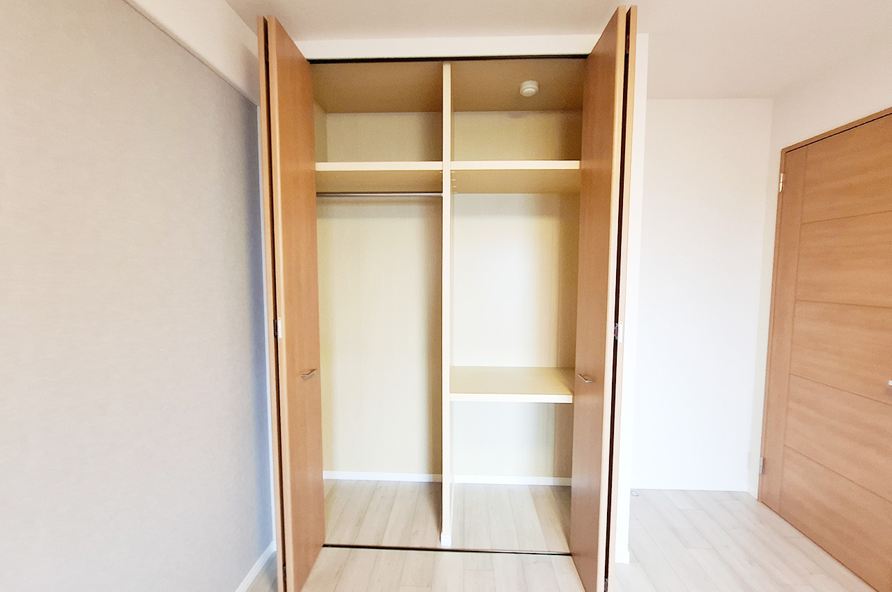 洋室①：クローゼット兼物入付き。