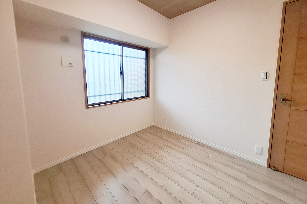 洋室②：クロスとフローリングを貼替え済み。リフォーム済みでピカピカです。