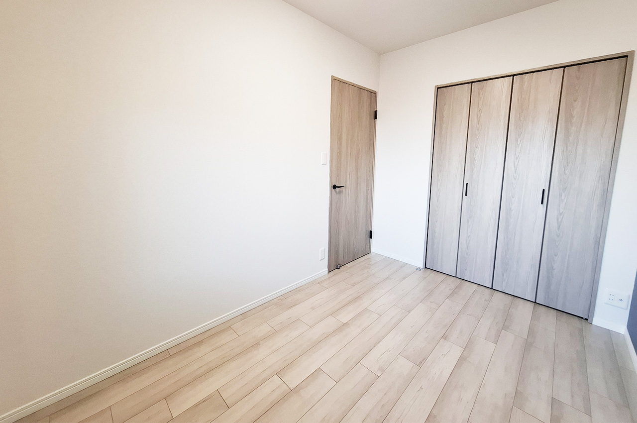 洋室1:クロスやフローリングを貼替えるなどリフォーム済み。