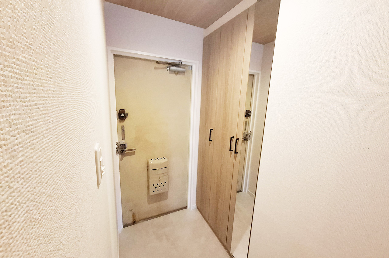 玄関:姿見付きの下駄箱を新調済み。