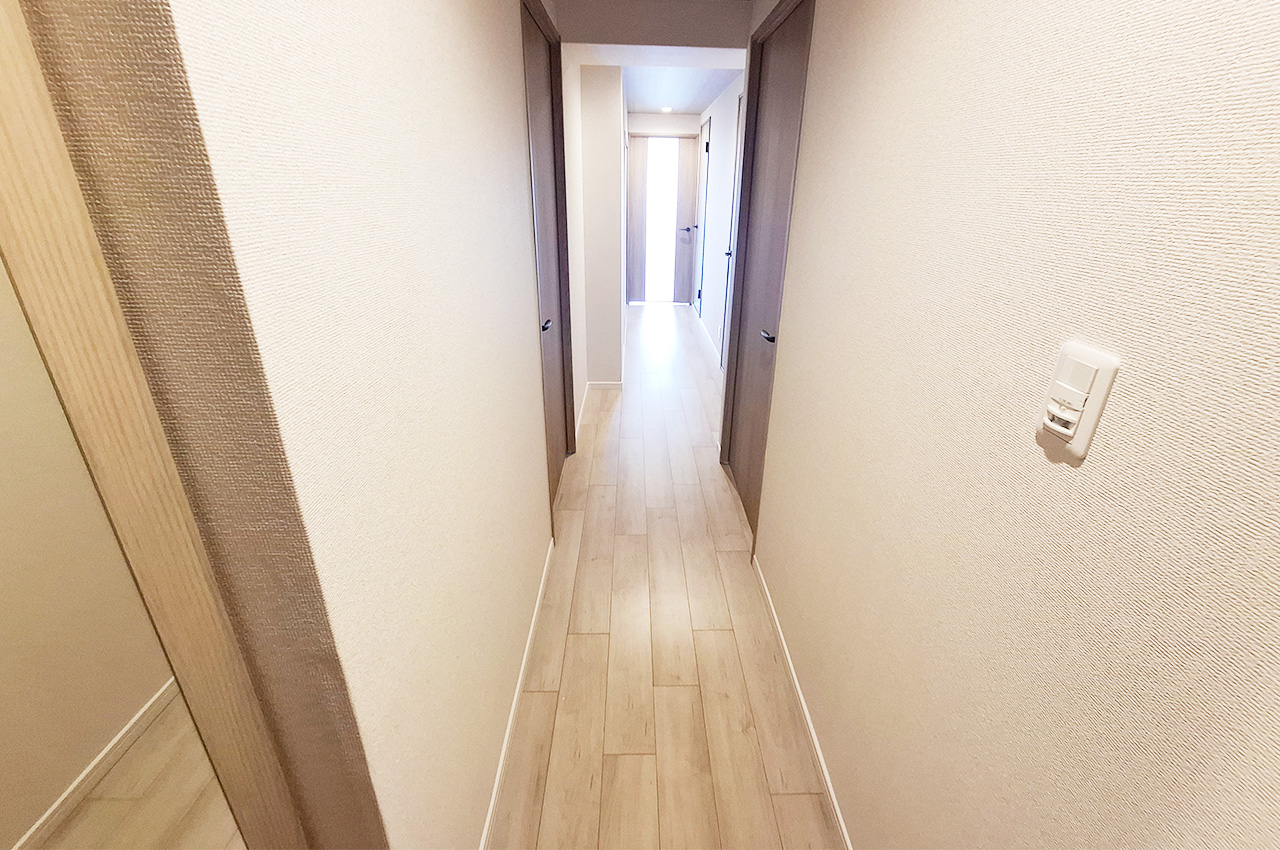 廊下:クロスとフローリングを貼替え済み。