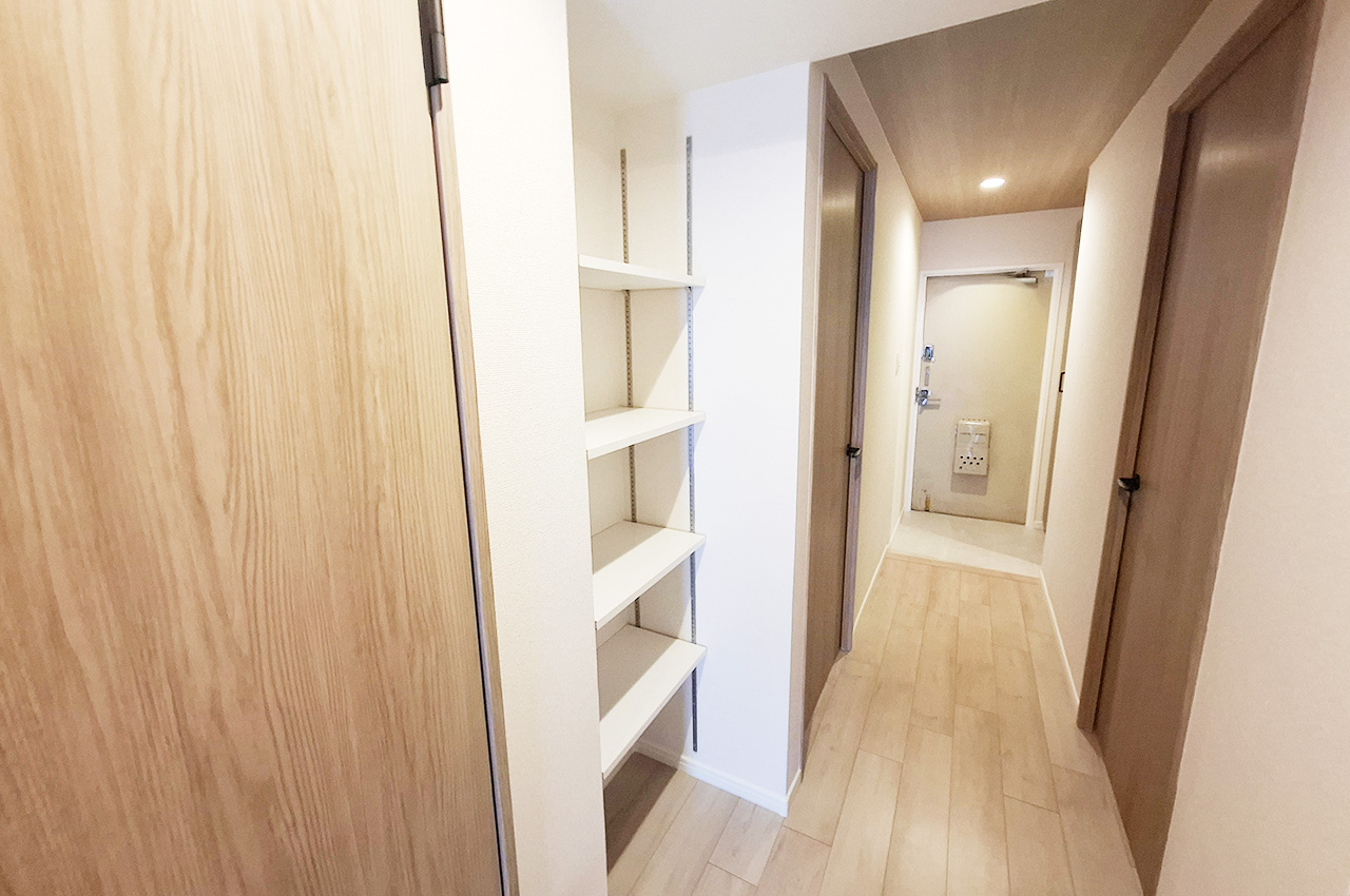 廊下収納棚:可動棚を新調済み。