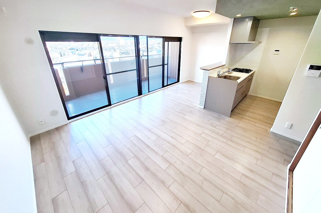 LDK:バルコニーに面した開放的な空間。