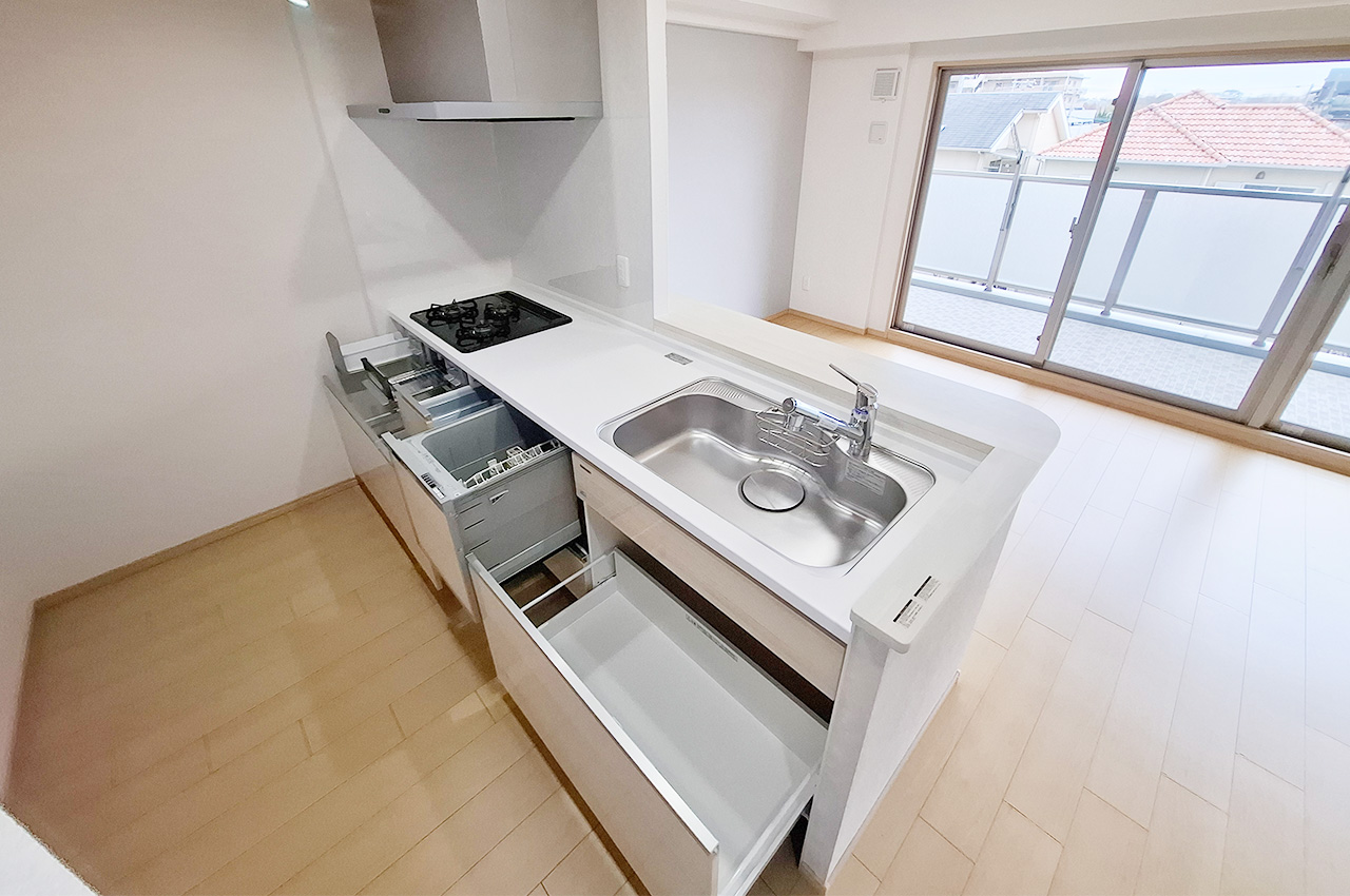 キッチン：スライド式の収納で整理整頓もラクラク。