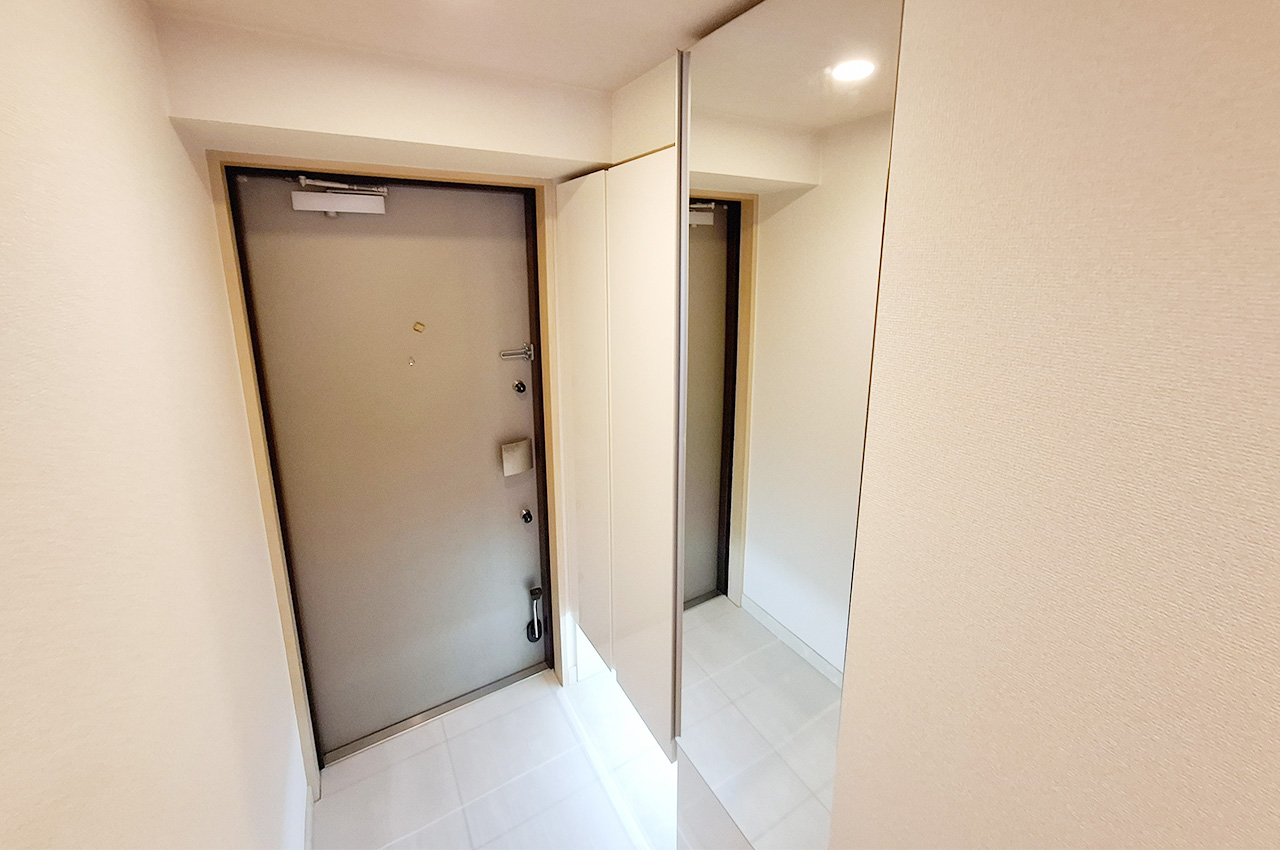 玄関：姿見付きの下駄箱で身だしなみチェックも整理整頓もラクラク。