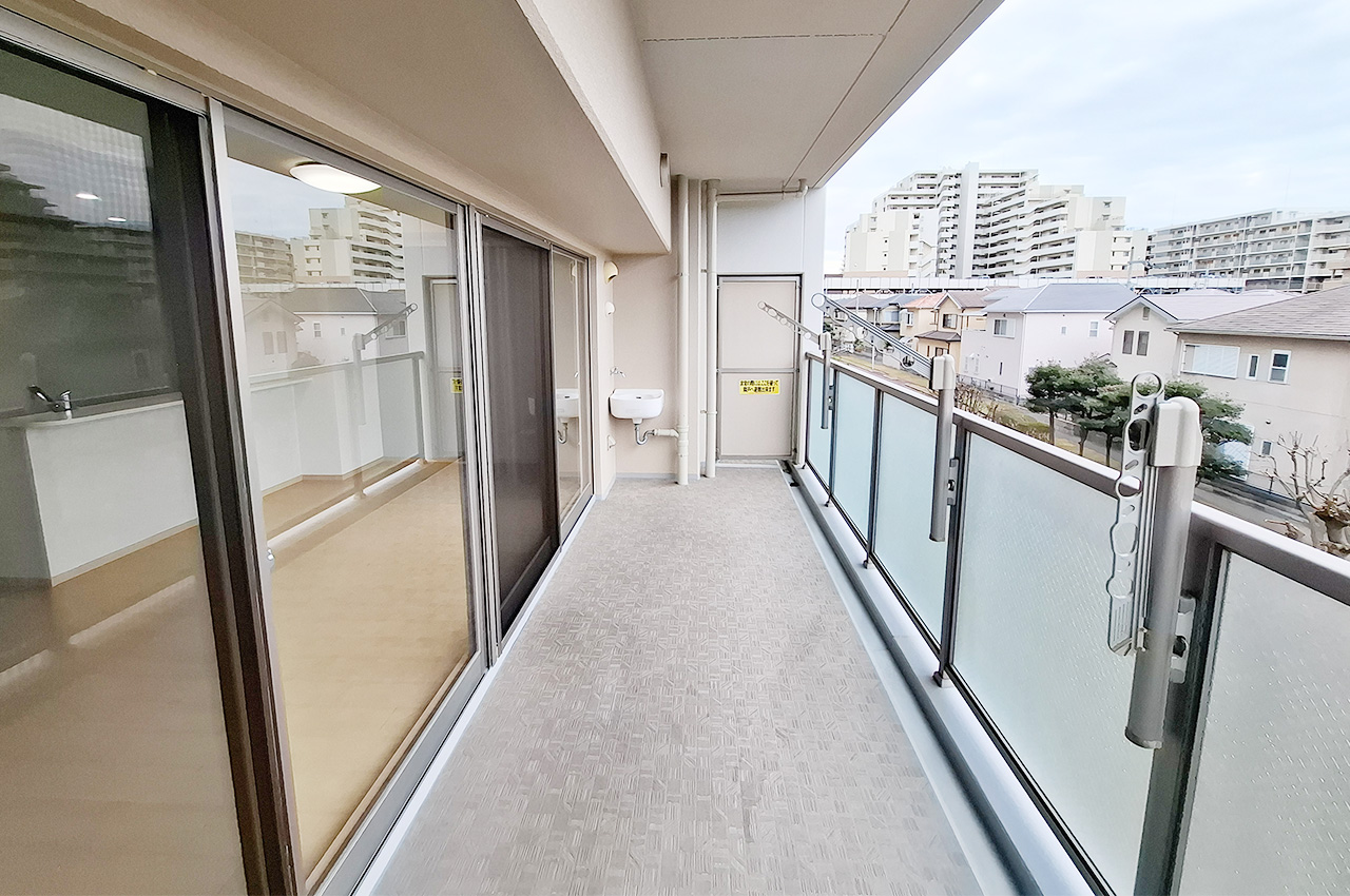 バルコニー：南西向きで日当たり良好。便利なスロップシンク付きです。