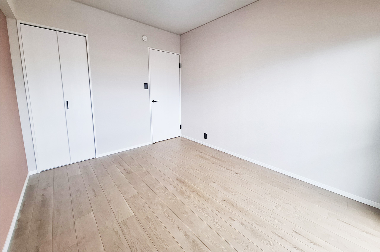 洋室2:クロスやフローリングを貼替えるなどリフォーム済み。