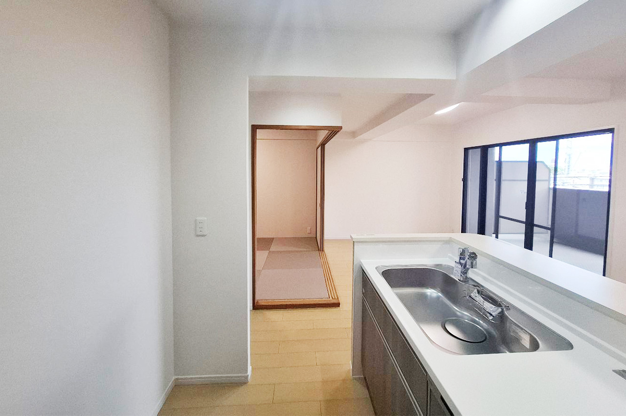 リビングと繋がる位置で、家族を見守りながら家事ができます。カウンター付きで配膳や片付けもスムーズ。