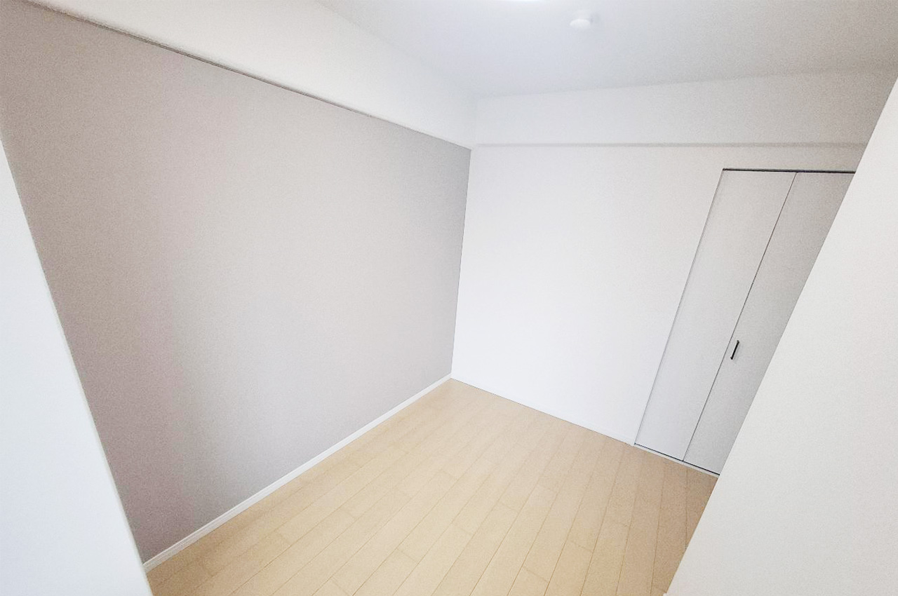 プライベート空間として心地よく過ごせる約5帖の洋室②。新調したグレーのクロスで上品な印象に。