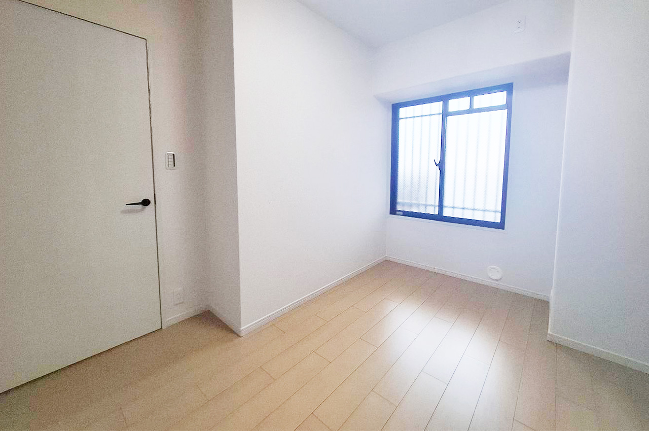 大きな窓があり快適に利用できる洋室②。在宅ワークや趣味部屋としてもおすすめ。