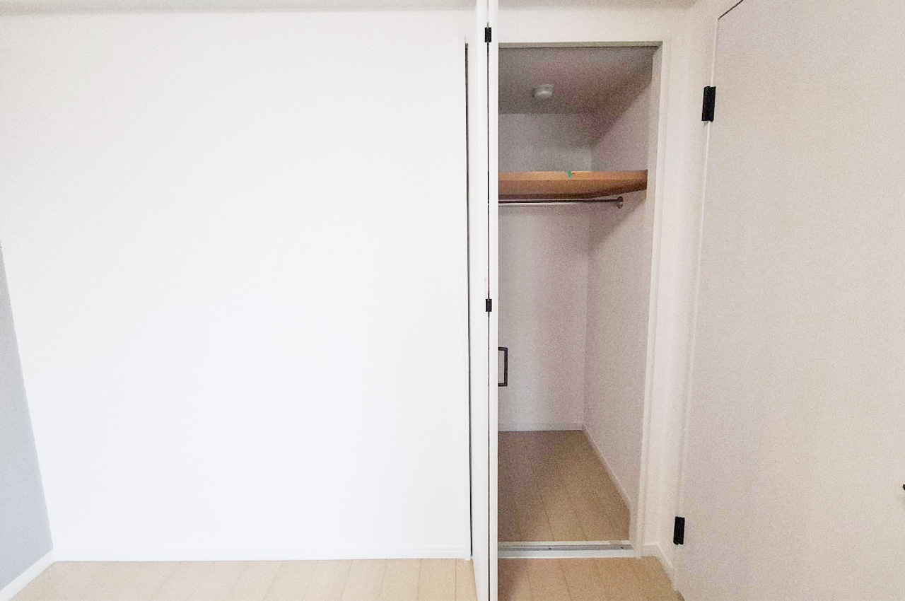 洋室②はコンパクトながら収納スペース付きで衣類や小物をすっきり整理できます。